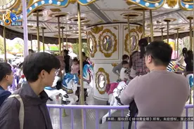 孩子们在游乐场玩，记者：寒假作业写完了吗？图片