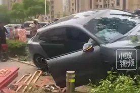 突发！江苏苏州轿车失控撞飞多人后撞树。目击者：现场惨不忍睹图片
