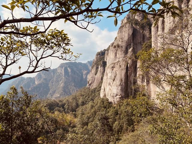 退休游雁荡山，避开拥挤主路拐进后山，才懂人少石头才像石头