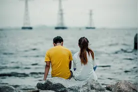 17岁小伙强奸33岁女子，女子苦苦哀求，你太小我不吃亏别这样做图片