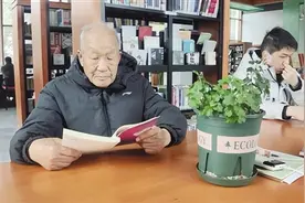 银发族｜游泳散步强身健体，相濡以沫岁月同欢，耄耋老人王朝国——用坚持与爱，绘就美满人生图片