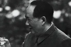 59年得知雷英夫是洛阳孟津人时，毛主席：那我换一个问题问你？图片