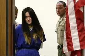 2015年，中国留美女“校霸”欺虐同胞，被捕时还面带微笑图片