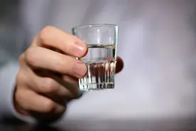 吃晚饭时，长期喝二三两白酒的人，最后身体都怎样了？告诉你真相图片