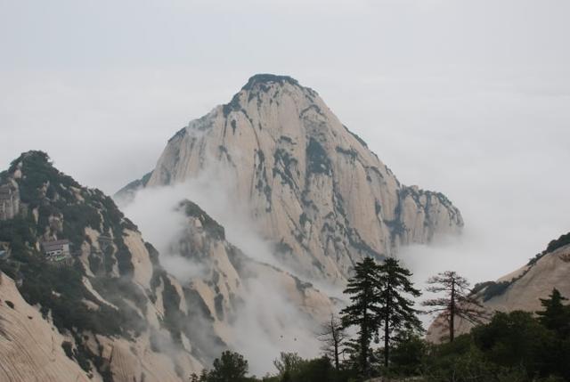 百万赏金依旧换不来失联学子的踪迹。新疆喀纳斯的广袤山野。