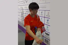 爆冷！孙颖莎/王曼昱1:3不敌日本组合遭淘汰，孙颖莎赛后没有接受采访：要备战稍后的混双决赛图片