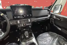 新车 | 悬浮大屏+自动挡，新北汽制造212内饰曝光 或搭三菱发动机图片