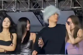 王思聪与21岁女友现身酒吧，带4美女蹦迪左拥右抱，甜吻女友额头图片
