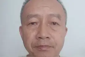 华人范士贵在柬埔寨的生活:孩子辍学，浑身长疮，卖馒头被抢图片