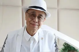 香港歌王患糖尿病骨瘦如柴，前女友患癌离世，与年轻女子谱黄昏恋图片