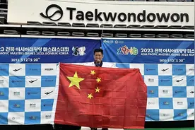 去年，中国台湾选手李东宪站在领奖台上，做出一个不可思议的举动图片