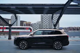 问界新M7变身迈巴赫GLS，回头率不输大哥问界M9图片