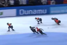 中国队获得短道速滑世界杯（北京站）2000米混合接力亚军图片