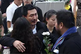演员李婷尸骨未寒，亲弟弟却急着争夺遗产，“燕双鹰”悲痛欲绝图片