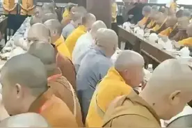 福建寺庙僧人聚餐引关注：千名和尚肥头大耳，饮食丰盛引发热议~图片
