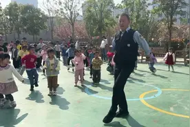 火了！泰安这个幼儿园，保安爷爷带萌娃跳起曳步舞！图片
