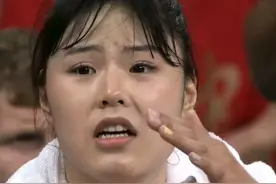 女篮最后一次进攻，谁注意这细节？李月汝呼吁暂停，却被郑薇无视图片