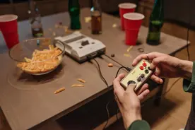 胖猫几年赚了近百万，谁说打游戏没前途？扭曲了未成年人的价值观图片