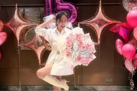 应采儿晒照纪念和陈小春结婚15周年，网友：因为你们相信爱情图片