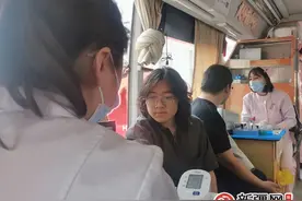 汇聚青春正能量 献血车开进新疆大学博达校区图片