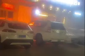 烧成空壳！呼和浩特一汽车深夜自燃，殃及多车……图片
