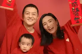 海哈金喜晒除夕全家福，李亚鹏抱女儿一脸父爱，2岁夏夏个头很高图片