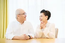 在女人的眼里，“五六十岁”的男人算老吗？3位女士的回答太真实图片