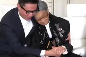2018年，我国著名主持人赴瑞士安乐死，笑着举杯：需要一口闷吗？图片