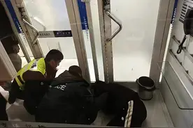 昨晚大家都在过节，一间银行ATM机隔间里却出现一名“昏昏欲睡”的男子图片