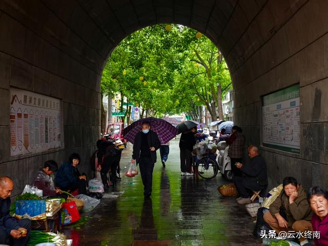 陕鄂交界的这宝藏小城，真是陶渊明的桃花源，在老街逛吃停不下来