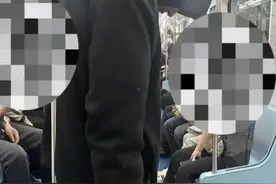 举止怪异！地铁“神秘黑衣男”已被警方带走？最新回应图片