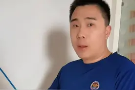 库先生回到河北了，当库嫂跟他互动时，被库先生纯真的眼神逗笑了图片