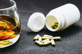服药期间喝酒有多危险？3类人更易受伤害图片