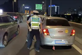 郑州：陇海高架大堵车，交警变身“推车侠”图片
