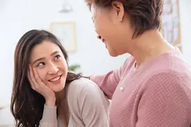 27岁小伙相亲19岁女孩，却看上了女孩的母亲，最后两人竟然结婚了图片