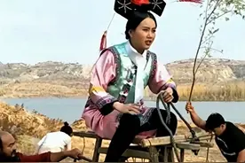 难怪影视剧只露上半身，镜头下移后，是不能看的尴尬全景图片