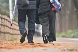 这4种走路姿势，让你关节变形、身体歪斜！图片