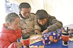 孩子们的每一幅画上都有国旗——地震灾区儿童心理关爱站“彩虹堡”探访记图片