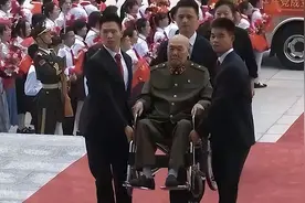 美军想起他就胆颤，曾4次被毛主席接见，92岁被抬进人民大会堂！图片