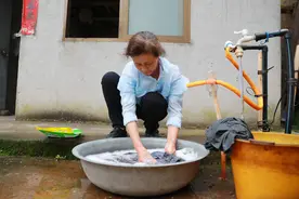 “好邻居”无私照顾五保老人15年图片