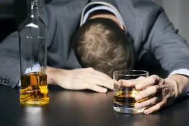 酒瘾自测：喝酒出现这4种情况，别不承认，你已经是“酗酒者”了图片