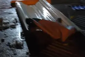 长沙遭遇大风天气，商户数米长帐篷被吹跑，官方回应图片