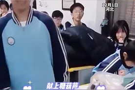 暖心！老师误会学生后拿着糖葫芦求和解图片
