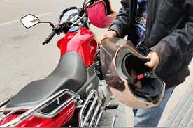 兄弟购买了一部电喷式摩托车，面对好车，他喜悦的心情言溢于表图片