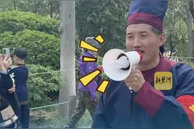 去年火出圈的济南保安“返场”了！化身“捕快”自编顺口溜提醒游客文明赏花，词也换了图片