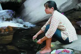 年轻时我从别村经过，总有洗衣服的女人调侃我，最后我只能绕道走图片
