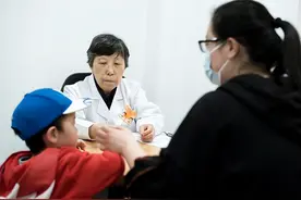 中国首位专家确诊的孤独症今年55岁被机构退回了，他的未来在哪里图片