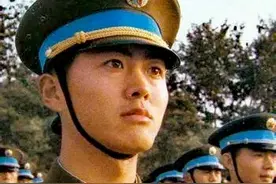 “八五式”干部军装多了一个肩章，就两层布软趴趴皱巴巴的图片