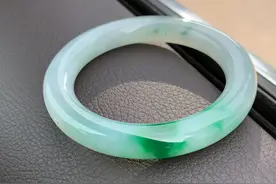 翡翠手镯戴哪个手比较好？图片