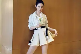 刘亦菲出席活动穿短裙，一双白腿很结实，路人表示真人不上镜图片